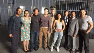 Con el Director Ernesto Contreras y un grupo de actores de EL CHAPO, durante el rodaje de la primera temporada.