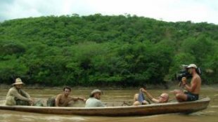 rodaje “estilo guerrilla”

LA MILAGROSA fue un rodaje “estilo guerrilla” literalmente. Usamos básicamente luz natural y teniamos en mente un salto de blanquedor en post. Aquí apenas con espacio para Rafa Lara (Director) y algunos actores como Guillermo Ivan (sin camisa).