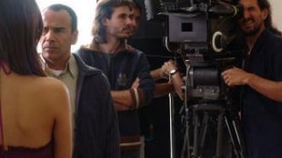 rodaje de SATANAS

Los actores Martina Garcia y Damian Alcazar con el director Andi Baiz, durante el rodaje de SATANAS. La película se rodó con una Movicam Compact con lentes Ultra Prime y película Kodak 250D y 500T.