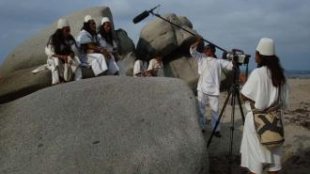 Taller de Camara en la Sierra Nevada de Santa Marta

Indigenas Koguis, Arhuakos y Wiwas en la Sierra Nevada de Santa Marta, durante un taller de Camara documental organizado por el antropologo Pablo Mora. La meta es que las comunidades produzcan varios documentales sobre su pensamiento ancestral.