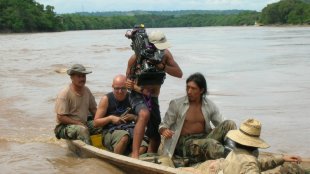 Durante el rodaje de LA MILAGROSA, sobre una canoa en el rio Magdalena, con el Director Rafa Lara.