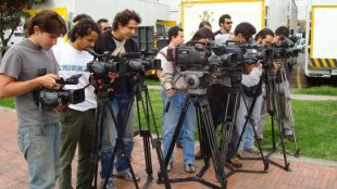 Taller de Fotografia Documental

Dentro de la XI Muestra Internacional Documental, realizamos un taller de camara  donde comparamos diferentes opciones de formatos y camaras de video pequeñas analizando su respuesta en la subexposicion, sobrexposicion, rango dinamico, color, definicion, y rutas de post posibles.